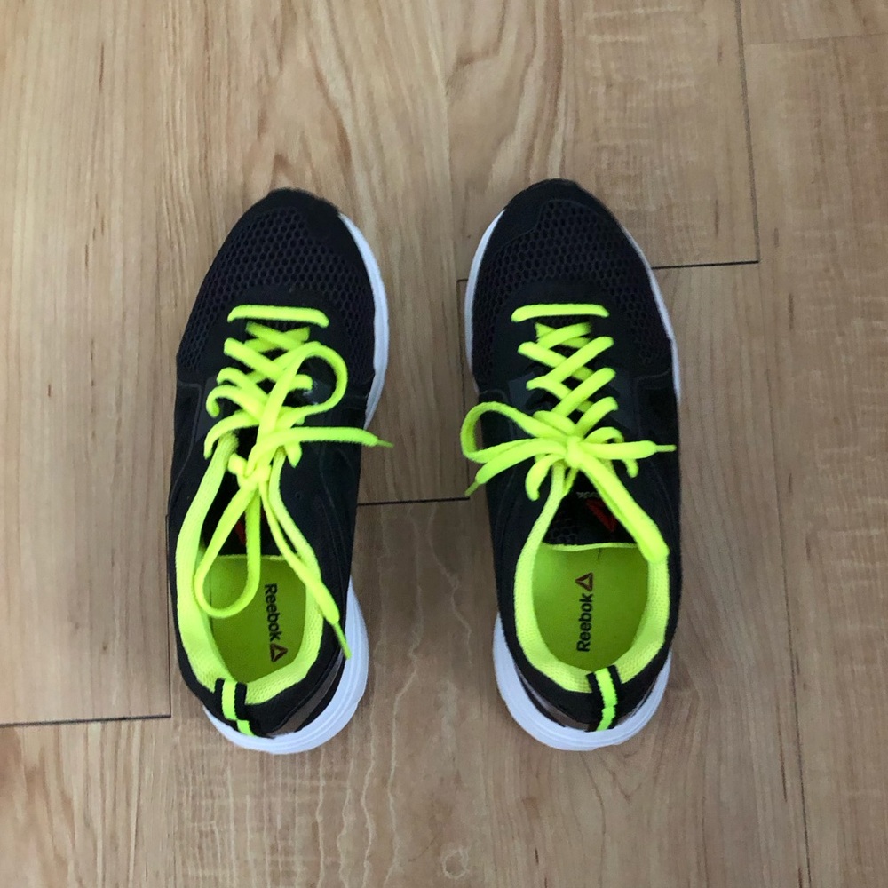 New with no tags Kids Reebok sneakers in 4.5 (women 6).
